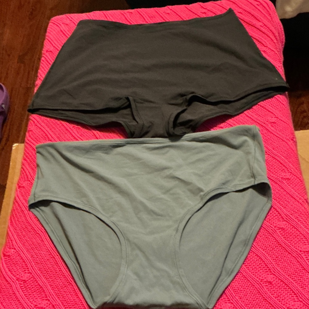 SKIMS Black and Green Panties Set